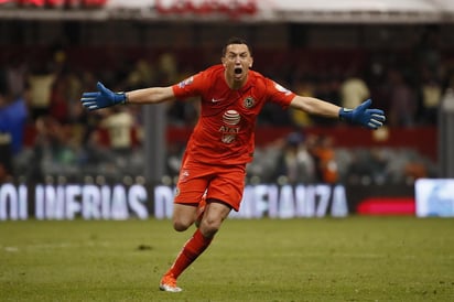 El guardameta Agustín Marchesín, del América, festeja una anotación de su equipo ante Pumas, en el estadio Azteca.