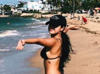 Becky G presume su figura con diminuto bikini