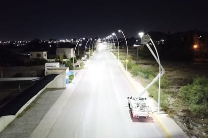 Mantenimiento. Otras acciones que destacan son los trabajos de limpieza y mantenimiento en el camellón central del periférico. (EL SIGLO DE TORREÓN)