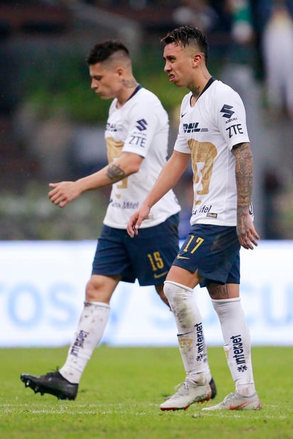 Juan Iturbe (i) y Martín Rodríguez, de Pumas, en lamento.