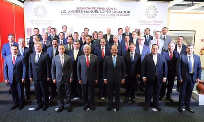 El presidente electo Andrés Manuel López Obrador, estuvo presente en la reunión de la Conferencia Nacional de Gobernadores (Conago), en la que el gobernador de Coahuila Miguel Riquelme Solís y sus homólogos establecieron compromisos de trabajar coordinadamente con el nuevo presidente de México, aunque pidieron conocer si impulsará la Ley de Seguridad Interior. (TWITTER)