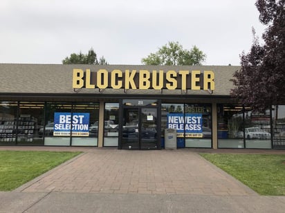  En Bend, en el centro de Oregón y cerca del Río Deschutes, cuelga el último e icónico letrero azul y amarillo de Blockbuster en EE.UU., la antaño todopoderosa cadena de videoclubes que tras internet y Netflix adolece de una inexorable muerte lenta. (EFE)