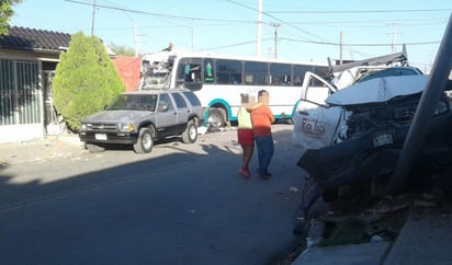 Luego del primer contacto, la camioneta salió proyectada hacia una luminaria. (EL SIGLO DE TORREÓN)