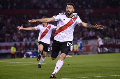 Lucas Pratto celebra luego de anotar el primer tanto de River Plate en la victoria 3-0 sobre Racing, en los octavos de final de la Copa Libertadores.