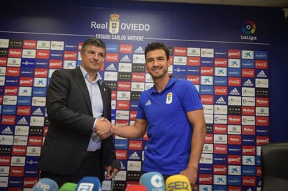 Oswaldo Alanís y César Marín, directivo del Real Oviedo, durante la presentación del defensa mexicano.