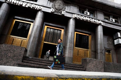 Tras una imparable escalada de la moneda estadounidense durante toda la mañana, la vista está puesta ahora en el cierre de los mercados. (ARCHIVO)