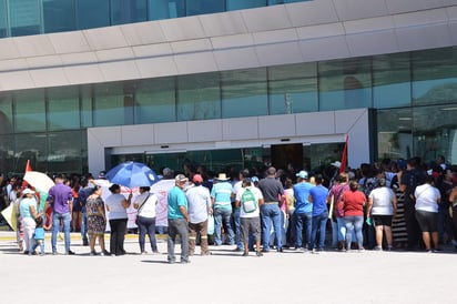 Los manifestantes exigían hablar con el alcalde.  (FERNANDO COMPEÁN)