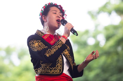 Vestidos con los trajes típicos de charro, los 10 miembros de la agrupación Mariachi Samurai llegaron hasta el centro histórico de Guadalajara, capital de Jalisco, para ofrecer un recital ante cientos de personas que aguardaban expectantes. (EFE)