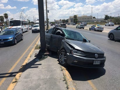 El automóvil siniestrado es un Volkswagen Jetta modelo 2016 de color gris. (EL SIGLO DE TORREÓN)