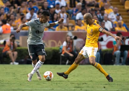 El equipo neoleonés siguió lanzado al frente y ello les permitió tomar ventaja en el marcador cuando, en un tiro de esquina, el argentino Guido Pizarro prolongó la pelota y Gignac llegó para conectar con la cabeza y poner el 2-1. (EFE)