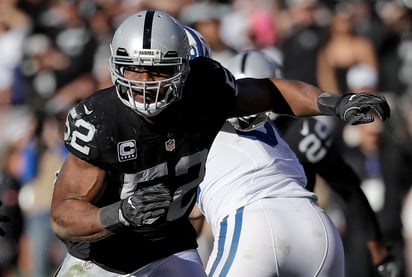 El 'defensive end' de los Raiders de Oakland, Khalil Mack en un juego ante los Colts de Indianápolis en Oakland, en 2016.