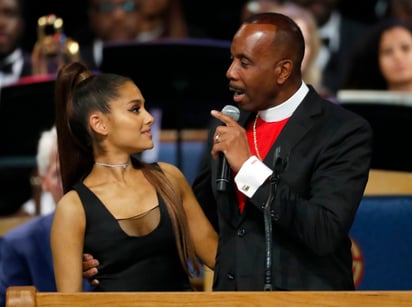 Episodio. El obispo rozó el pecho de Ariana Grande en el funeral de Aretha, por lo que provocó polémica.