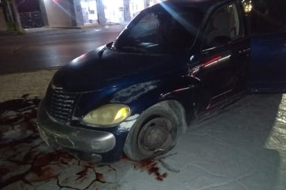 Daños. El vehículo Chrysler acabó sobre la glorieta de Sol de Oriente.