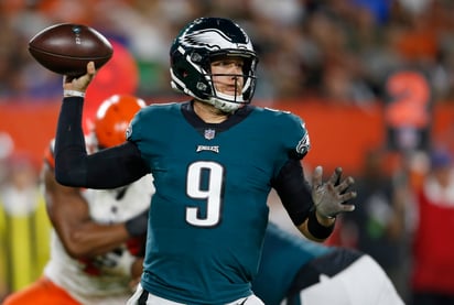 Nick Foles, quien llevó a las Águilas de Filadelfia a ganar el último Super Bowl, será el titular en el juego del jueves ante Atlanta. (ARCHIVO)