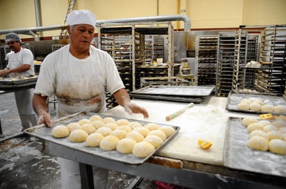 Pieza clave. El pan francés o bolillo es clave princialmente en los desayunos, señalan panaderos. (ARCHIVO)