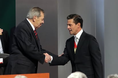 Relevo generacional a la inversa. El presidente Enrique Peña Nieto (der), de 52 años, saluda a Porfirio Muñoz Ledo, de 85 años, presidente de la Cámara de Diputados, durante la ceremonia del sexto y último informe, en Palacio Nacional. Muñoz Ledo, expriista y experredista, ha vuelto como una de las figuras centrales de Morena, partido del presidente electo Andrés Manuel López Obrador. (EL UNIVERSAL)