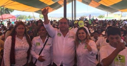 El presidente municipal electo de Nopalucan, Puebla, Félix Aguilar Caballero (centro), asesinado la noche de este lunes, presuntamente se dedicaba a actividades ilícitas, informó la Secretaría de Seguridad Pública de Puebla. (TWITTER)