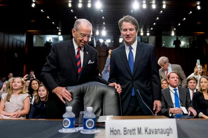 En sus declaraciones iniciales, Kavanaugh trató de calmar la controversia en torno a su nominación que probablemente inclinará al máximo tribunal hacia derecha. (AP)