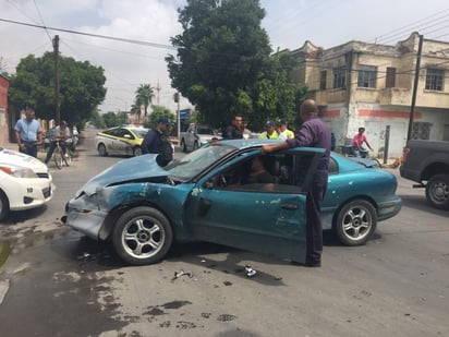 Luego del primer contacto, el vehículo Sedán giró 180 grados y terminó en el sentido contrario a la circulación. (EL SIGLO DE TORREÓN)