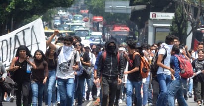 En las inmediaciones de la explanada principal se pueden observar algunas camionetas de auxilio UNAM realizando labores de vigilancia, luego de los hechos registrados la víspera, con excepción de las Facultades de Filosofía, Psicología y  Ciencias políticas, que mantienen un paro de 48 horas. (ARCHIVO)