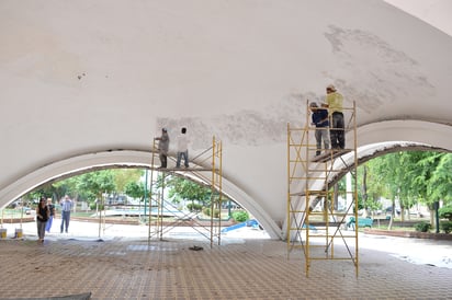 Cambios. El Ayuntamiento decidió cambiar los azulejos amarillos de la cúpula. (FERNANDO COMPEÁN)