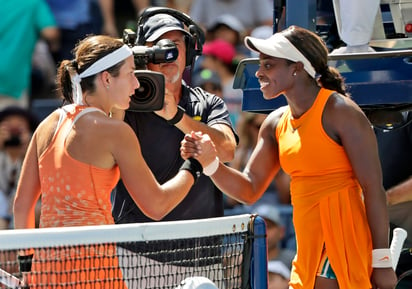 Anastasija Sevastova (i) se impuso con facilidad 6-2, 6-3 a Sloane Stephens, la ganadora del torneo el año pasado.