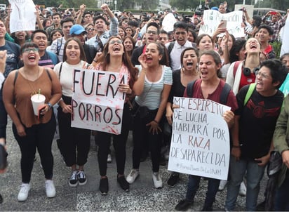 En entrevista con Grupo Fórmula, indicó que durante el proceso de la cirugía se tendrá a la vista el riñón y hasta entonces se conocerá si es necesario retirarle ese órgano, la cual se lleva a cabo en el Hospital de Especialidad del Centro Médico Nacional Siglo XXI. (EL UNIVERSAL)