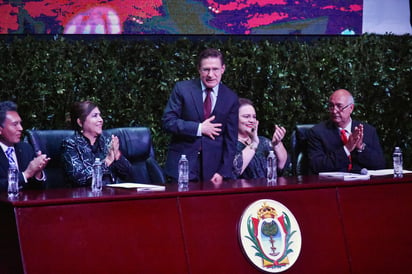 Felicita. La alcaldesa de Lerdo, María Luisa González Achem felicitó al gobernador José Aispuro y reconoció su labor. (EL SIGLO DE TORREÓN)