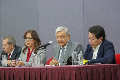 Ajuste. Ayer el presidente electo, Andrés Manuel López Obrador, les 'leyó la cartilla' a los legisladores de Morena. (NOTIMEX)