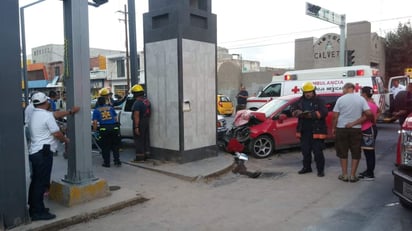 Ambos conductores alegaron contar con luz verde en el semáforo al momento del percance. (ESPECIAL)