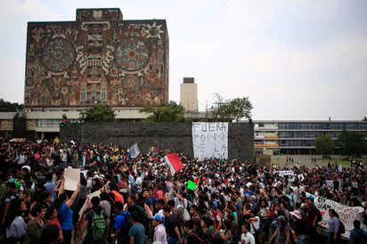 'Esta noche continúan las asambleas de estudiantes en muchos otros planteles para decidir si retornan o no a labores el día de mañana, después de los paros de actividades que acordaron entre el lunes y martes pasados', destacó la UNAM. (ARCHIVO)