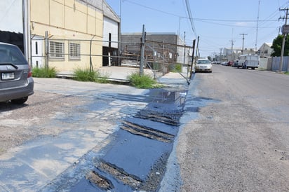 Inconformes. Empresarios y colonos se vuelven a quejar de la presencia de agua azul que arroja una maquila de la calle Canelas. (EL SIGLO DE TORREÓN)