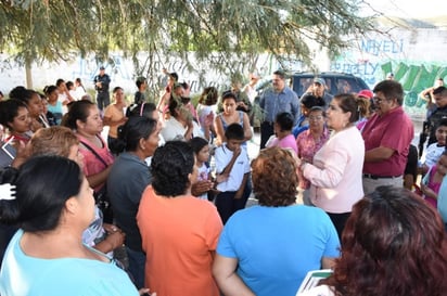 Protección. Entregan hule a familias de comunidades para que protejan sus viviendas. (EL SIGLO DE TORREÓN)