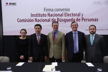 En la sede del INE, expuso que el instituto pondrá a disposición de la citada comisión los datos del padrón electoral que cuenta con los registros de fotografías y huellas dactilares de más de 90 millones de ciudadanos, lo cual ayudará a la identificación de personas desaparecidas. (TWITTER)