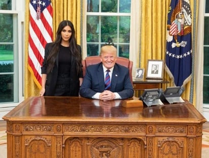 La contienda de la líder de las Kardashian por una carrera presidencial fue revelada por Cardi B. (ESPECIAL)