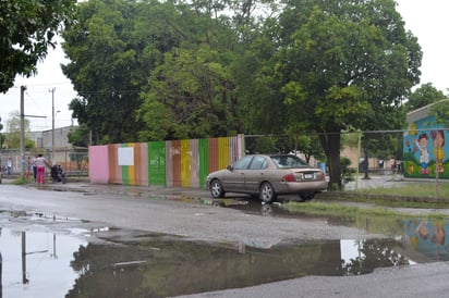 Asisten. A pesar de las lluvias e inundaciones, en La Laguna de Durango el porcentaje de ausentismo escolar fue mínimo. (CLAUDIA LANDEROS)