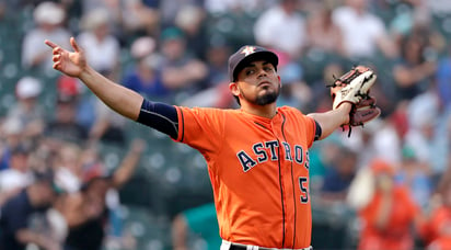 Osuna volvió a contener a la ofensiva de Boston, luego de haber conseguido su décimo cuarto salvamento, la noche del viernes en Fenway Park, en el triunfo de Houston 6-3. (ARCHIVO)