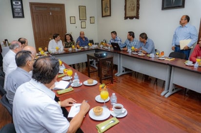 Reunión. Autoridades de los tres niveles de Gobierno revelaron algunas estrategias para atender la falta de agua en San Pedro.  (EL SIGLO DE TORREÓN/MARY VÁZQUEZ)