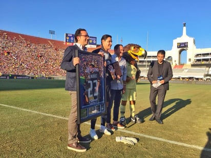 El portero cerró su espectacular carrera con un amistoso entre América y Chivas. (Especial)