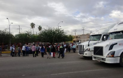 El Sideapa descargó las aguas pluviales en el terreno del plantel que dicen, los alumnos utilizan como cancha deportiva. (EL SIGLO DE TORREÓN)