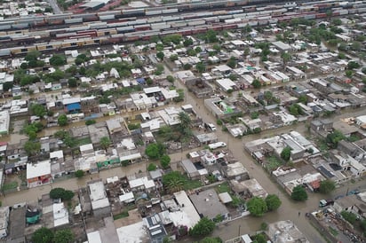 Sigue. Pese a que se desagua con motobombas y pipas, sigue llena a su capacidad la Laguna de Regulación ubicada en la colonia Santiago Ramírez, de donde se evacuaron decenas de personas. (VERO RIVERA)