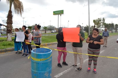 Bloqueo. Cierran el paso en el periférico de Gómez Palacio, al inconformarse por obra temporal realizada en escuela primaria. (CLAUDIA LANDEROS)