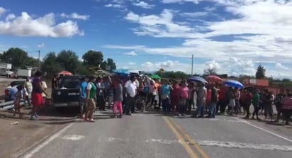 Bloqueo. Habitantes piden a las autoridades apoyo por las inundaciones. (ESPECIAL)