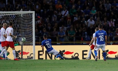 El mediocampista Piotr Zielinski, segundo de derecha a izquierda, anota el primer gol de la selección de Polonia en el partido frente a Italia. (AP)