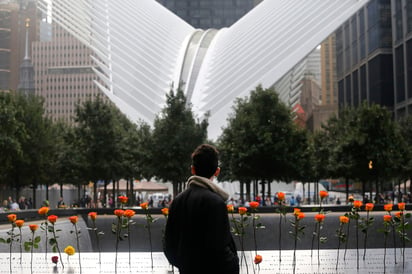 Íntimo. Son las familias de las víctimas del 11S quienes leen los nombres de los fallecidos y expresan algunas palabras. (AP)