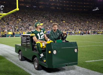 Aaron Rodgers sufrió un esguince en la rodilla izquierda en el duelo del domingo ante los Osos de Chicago.