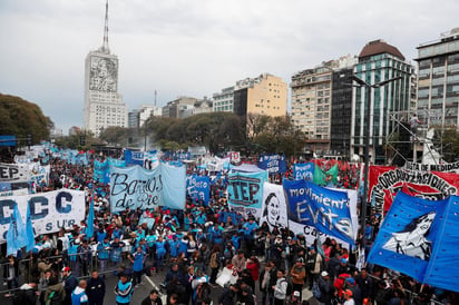 Riesgo. La crisis ha detonado un clima de conflicto social con jornadas como las de ayer y el próximo paro nacional para el 25. (EFE)