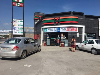 Los hechos ocurrieron cerca de las 10:30 horas en el Seven Eleven ubicado en el cruce del bulevar Revolución y la calle Leandro Valle, frente a la clínica 18 del Instituto Mexicano del Seguro Social (IMSS). (EL SIGLO DE TORREÓN)