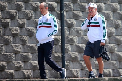 Guillermo Cantu (I) y Ricardo Ferretti (D) llegando a la conferencia de la Seleccion para su presentacion como Tecnico para los partidos de fecha FIFA