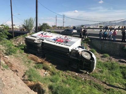 Accidente. Los ocupantes del vehículo siniestrado fueron auxiliados por personas de rescate y trasladados a un hospital. (EL SIGLO DE TORREÓN)